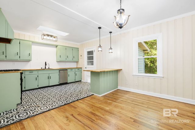 2566 Riverside Drive, Mobile, AL 36605