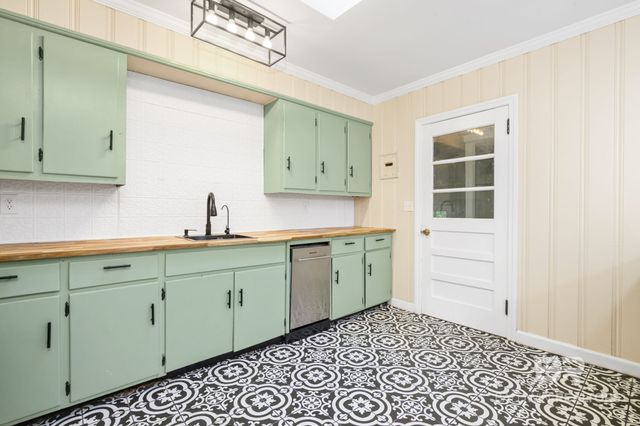 2566 Riverside Drive, Mobile, AL 36605