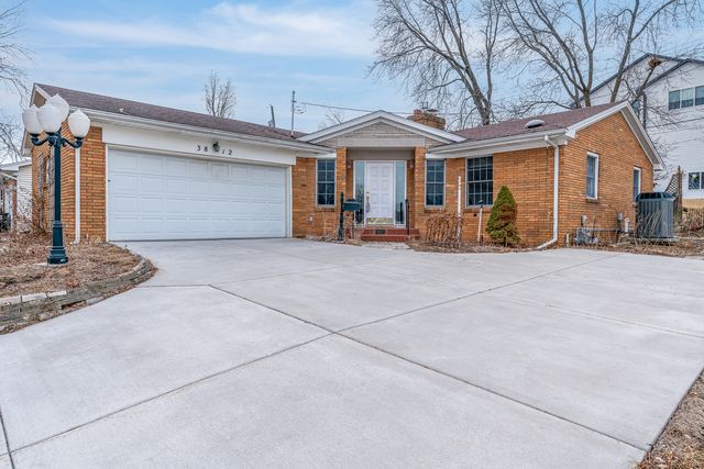 3812 N Thornwood Avenue, Davenport, IA 52806