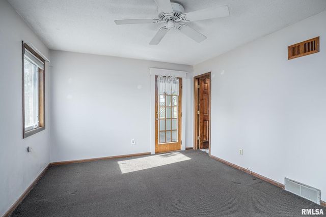 3812 N Thornwood Avenue, Davenport, IA 52806