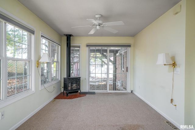 3812 N Thornwood Avenue, Davenport, IA 52806