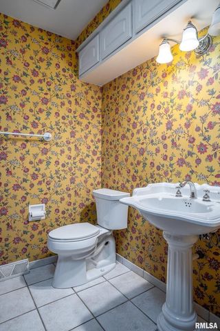 3812 N Thornwood Avenue, Davenport, IA 52806