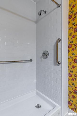 3812 N Thornwood Avenue, Davenport, IA 52806