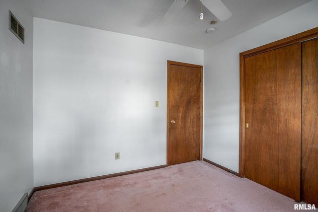 3812 N Thornwood Avenue, Davenport, IA 52806