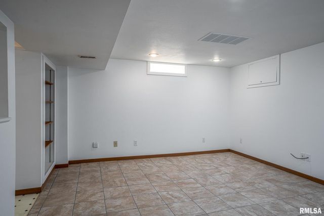 3812 N Thornwood Avenue, Davenport, IA 52806