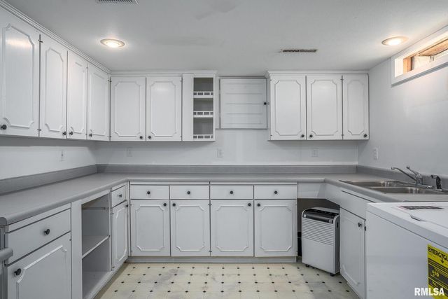 3812 N Thornwood Avenue, Davenport, IA 52806