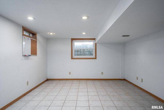 3812 N Thornwood Avenue, Davenport, IA 52806