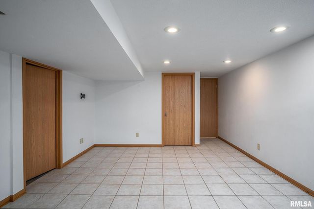 3812 N Thornwood Avenue, Davenport, IA 52806