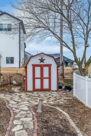 3812 N Thornwood Avenue, Davenport, IA 52806