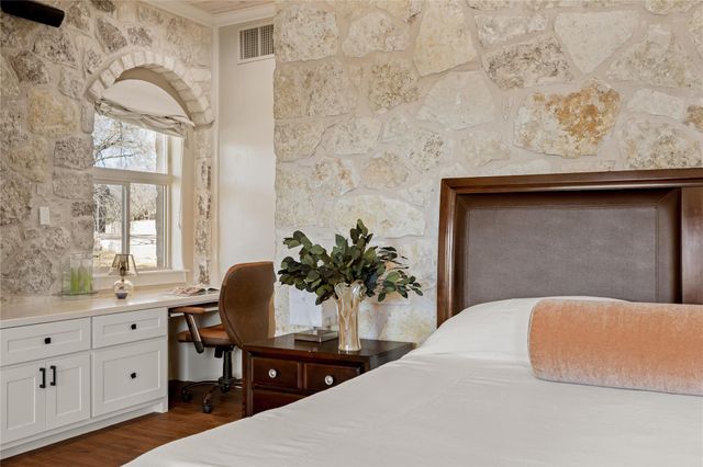 1450 Los Escondidos ST, Marble Falls, TX 78654