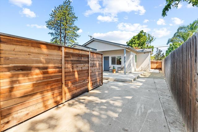 2335 Hooke Way, Sacramento, CA 95822