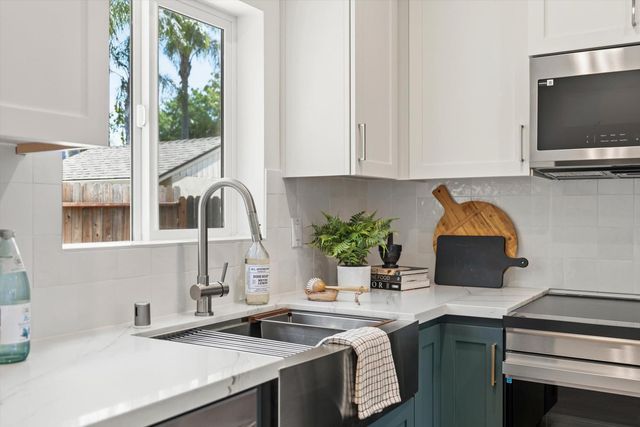 2335 Hooke Way, Sacramento, CA 95822