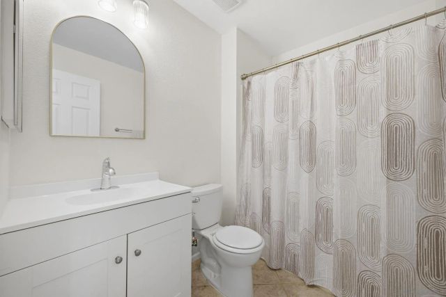 242 Manzanita Dr, Oceanside, CA 92057