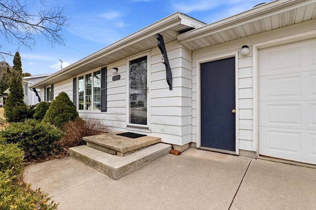 1221 Summit STREET, Manitowoc, WI 54220