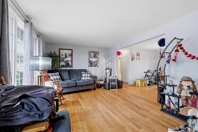 1221 Summit STREET, Manitowoc, WI 54220