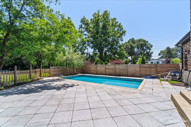 19W676 99th Street, Lemont, IL 60439