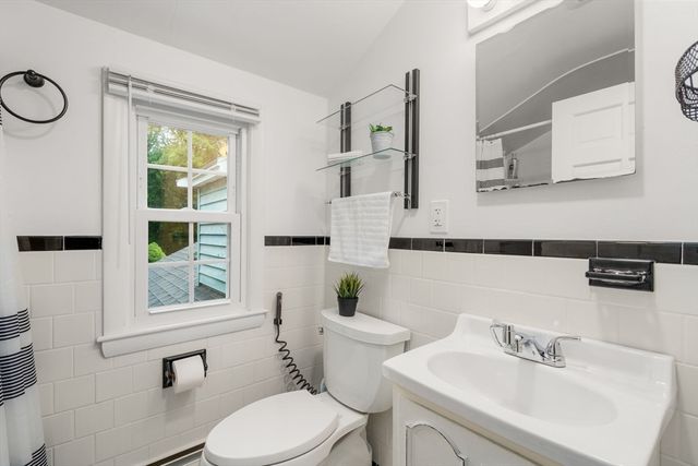 10 Locust Street, Burlington, MA 01803