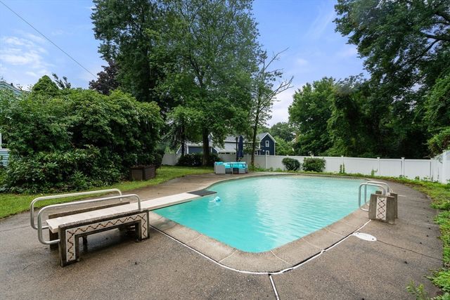 10 Locust Street, Burlington, MA 01803
