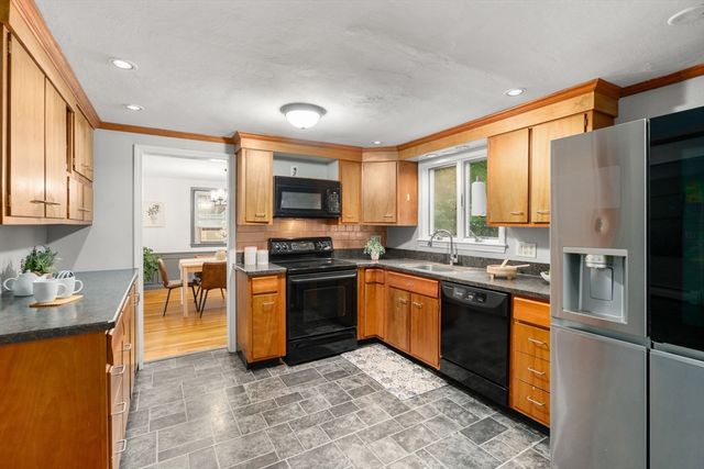 10 Locust Street, Burlington, MA 01803