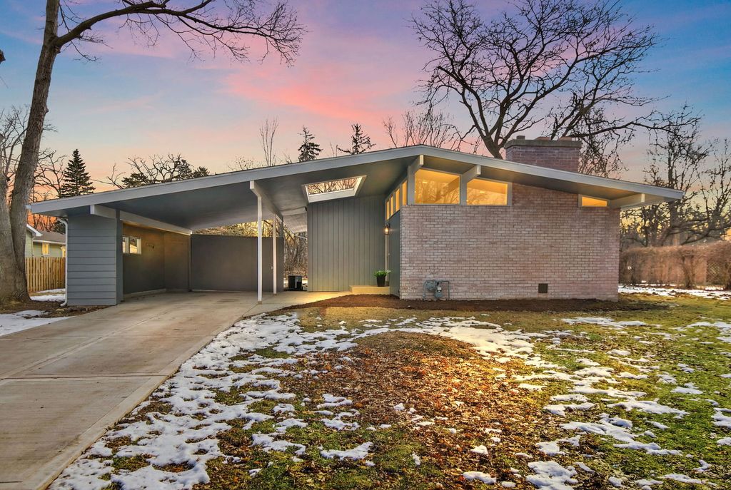 411 S 1st Street, Elburn, IL 60119