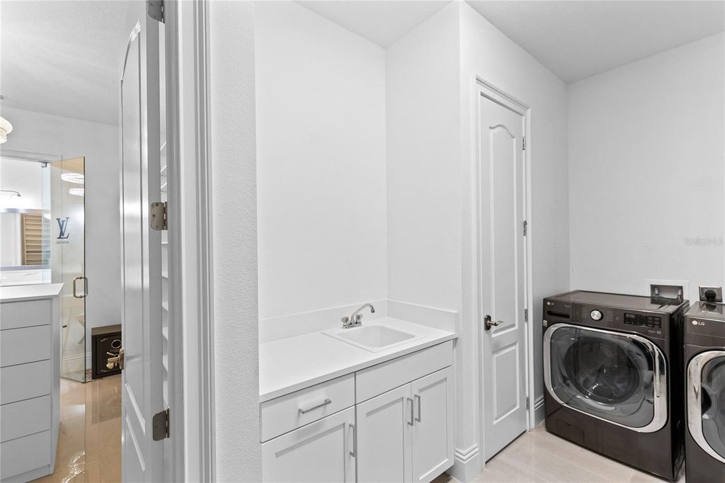 Image 25 of property listing at 13337 ALDERLEY DRIVE, Orlando, FL 32832