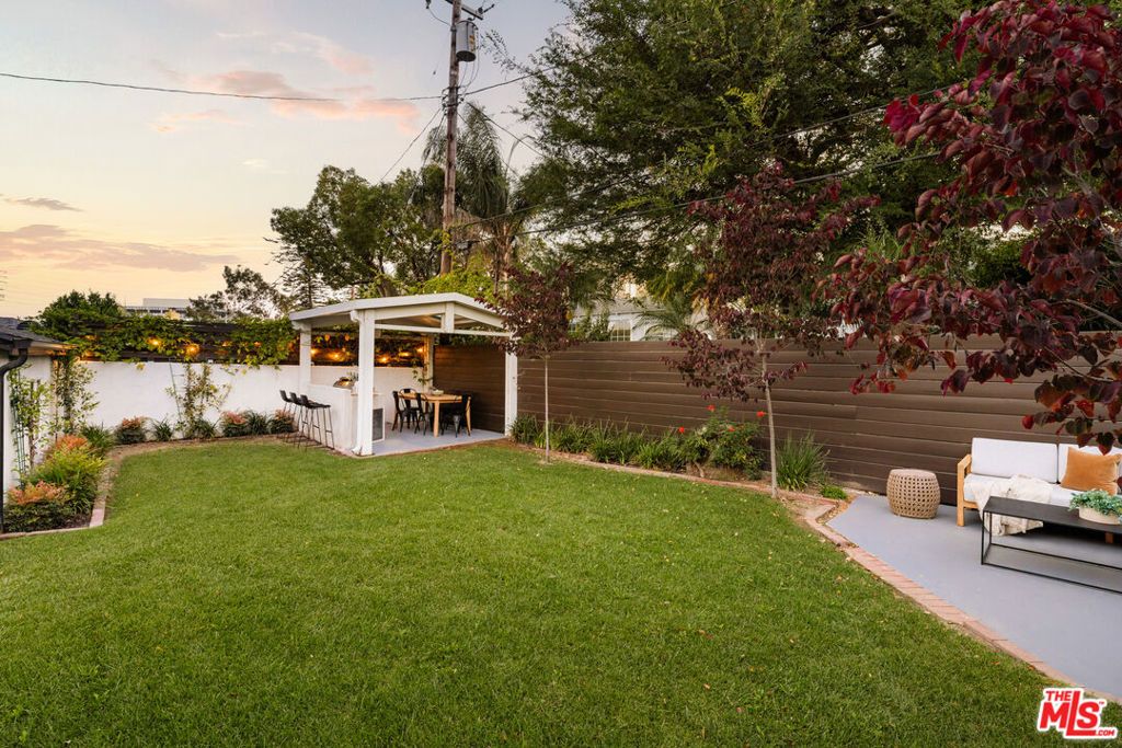 Image 10 of property listing at 8421 Airlane Avenue, Los Angeles, CA 90045