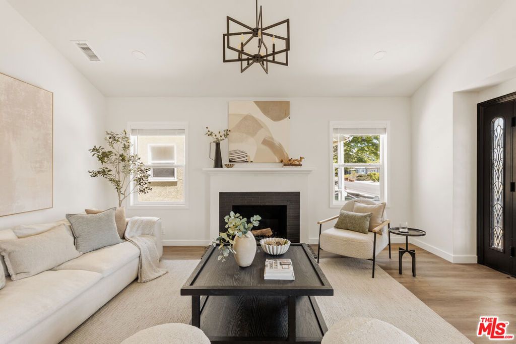 Image 3 of property listing at 8421 Airlane Avenue, Los Angeles, CA 90045