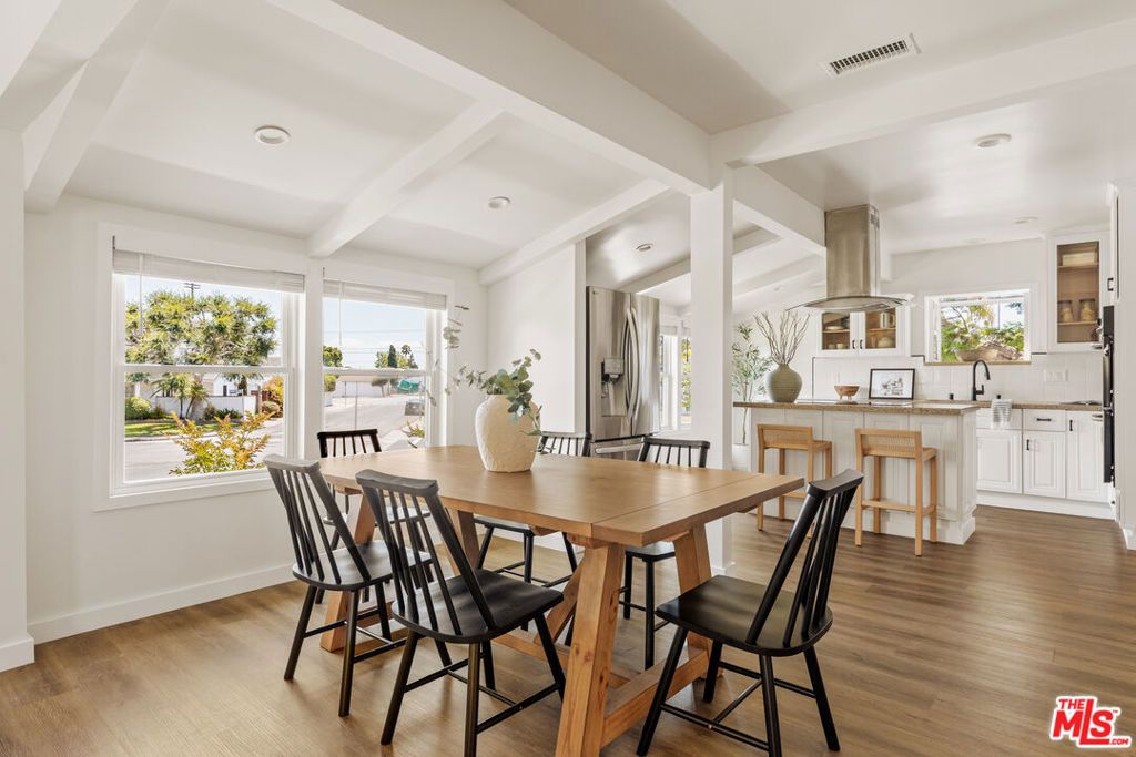 Image 5 of property listing at 8421 Airlane Avenue, Los Angeles, CA 90045