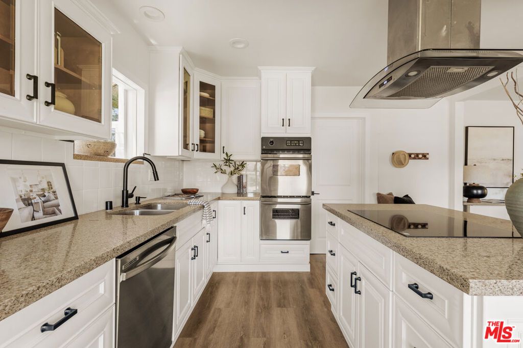 Image 7 of property listing at 8421 Airlane Avenue, Los Angeles, CA 90045