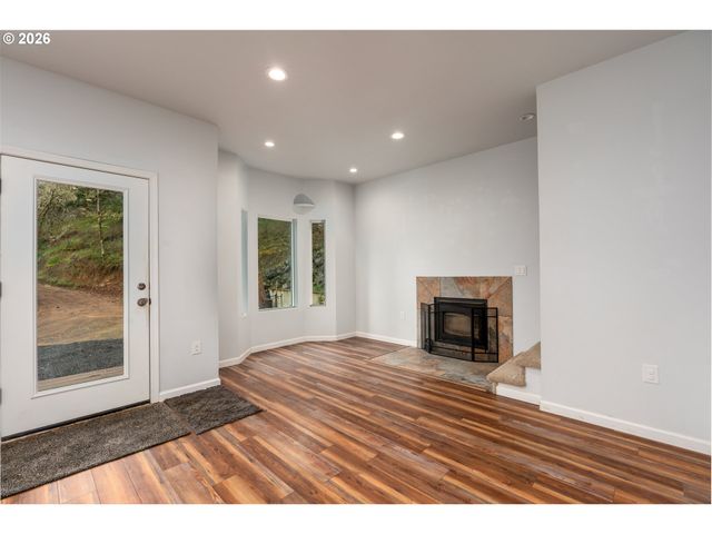 270 SABRINA Ln, Winston, OR 97496