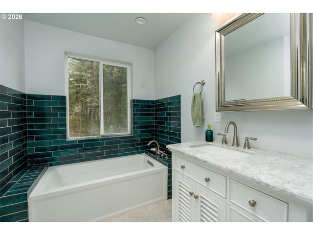 270 SABRINA Ln, Winston, OR 97496