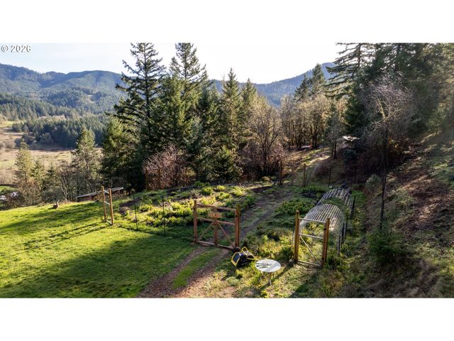 270 SABRINA Ln, Winston, OR 97496