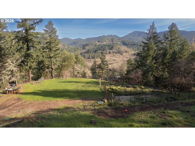 270 SABRINA Ln, Winston, OR 97496