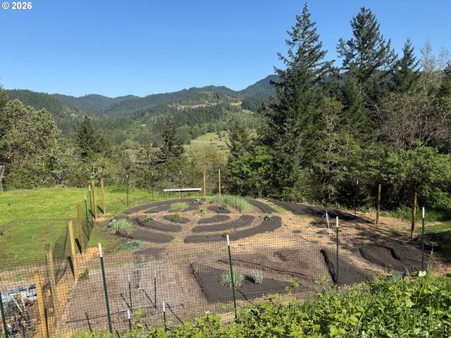 270 SABRINA Ln, Winston, OR 97496