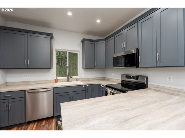 270 SABRINA Ln, Winston, OR 97496