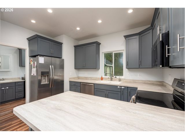 270 SABRINA Ln, Winston, OR 97496