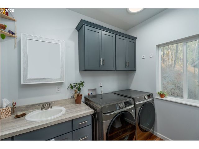 270 SABRINA Ln, Winston, OR 97496