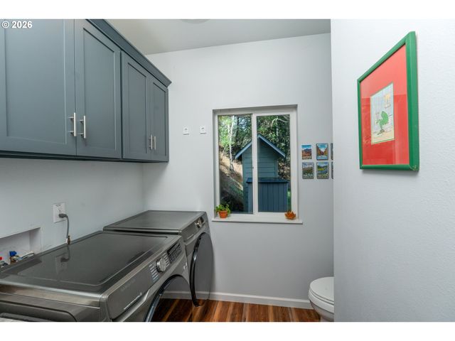 270 SABRINA Ln, Winston, OR 97496