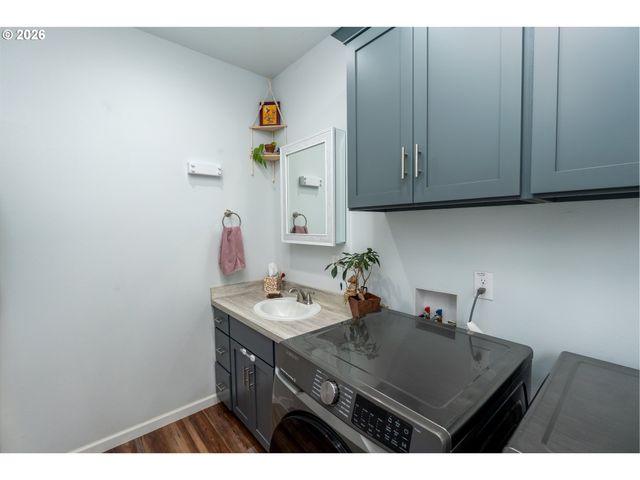 270 SABRINA Ln, Winston, OR 97496