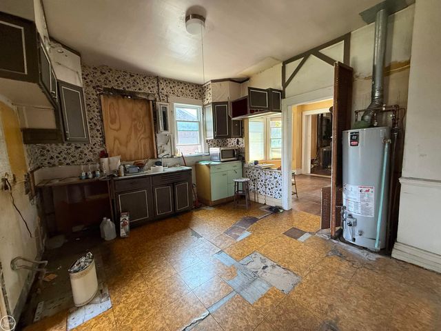 17441 E 11 Mile Road, Roseville, MI 48066