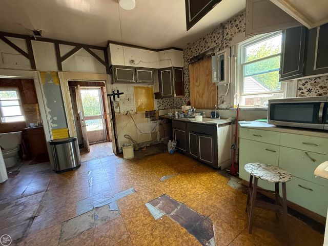 17441 E 11 Mile Road, Roseville, MI 48066