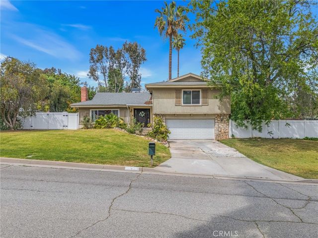 2367 Deerhorn Dr, Riverside, CA 92506