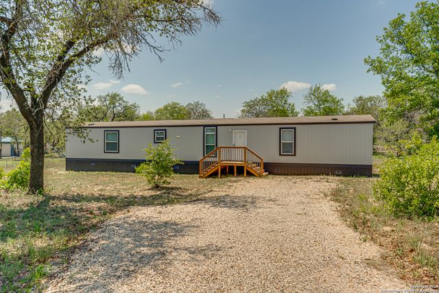 78 Spanish Oak Rd, Somerset, TX 78069