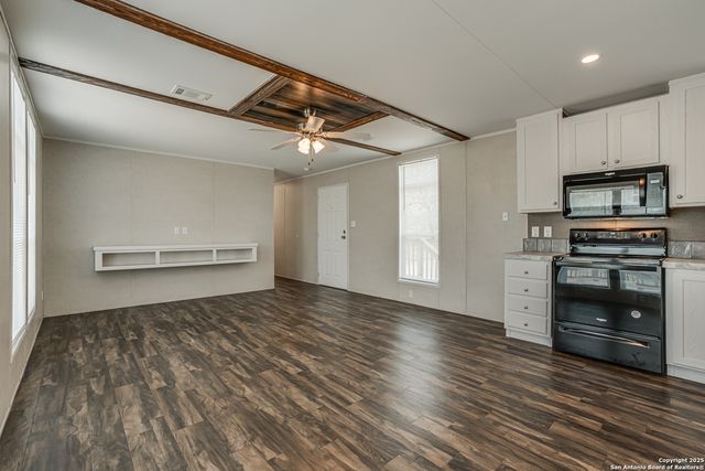 78 Spanish Oak Rd, Somerset, TX 78069