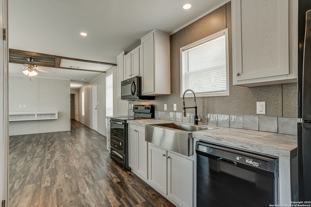 78 Spanish Oak Rd, Somerset, TX 78069