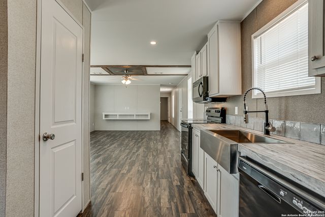 78 Spanish Oak Rd, Somerset, TX 78069