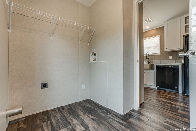 78 Spanish Oak Rd, Somerset, TX 78069