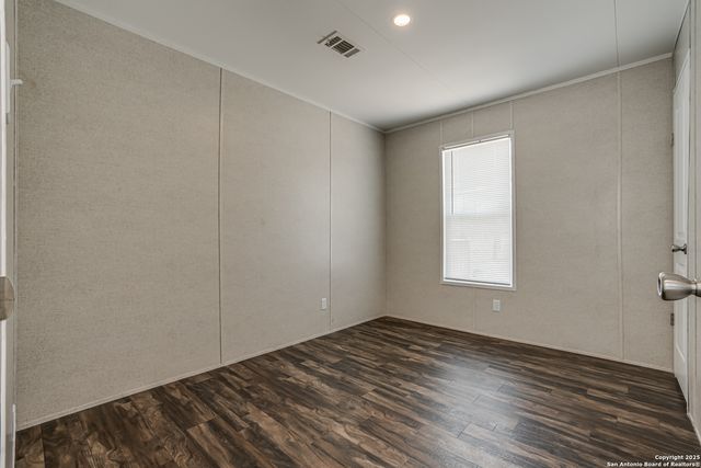 78 Spanish Oak Rd, Somerset, TX 78069