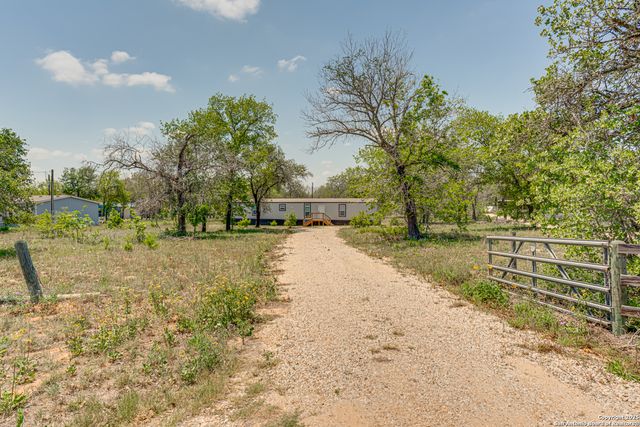 78 Spanish Oak Rd, Somerset, TX 78069