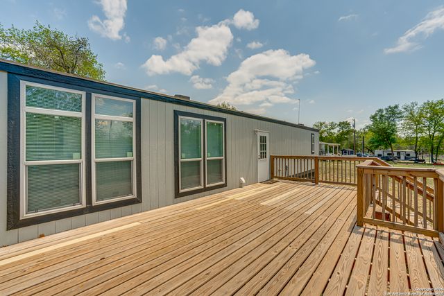 78 Spanish Oak Rd, Somerset, TX 78069